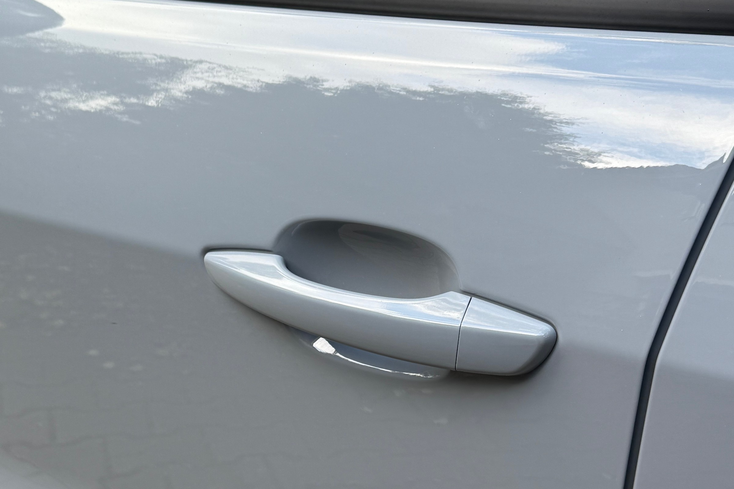 Każdy samochód ma tajny zamek w drzwiach. Czy wiesz, gdzie go szukać?