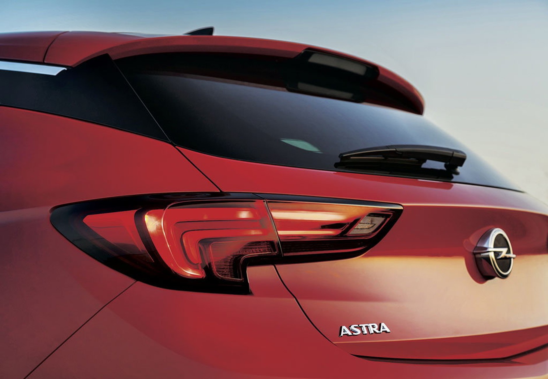 Czy Opel Astra w końcu pokona Volkswagena Golfa?