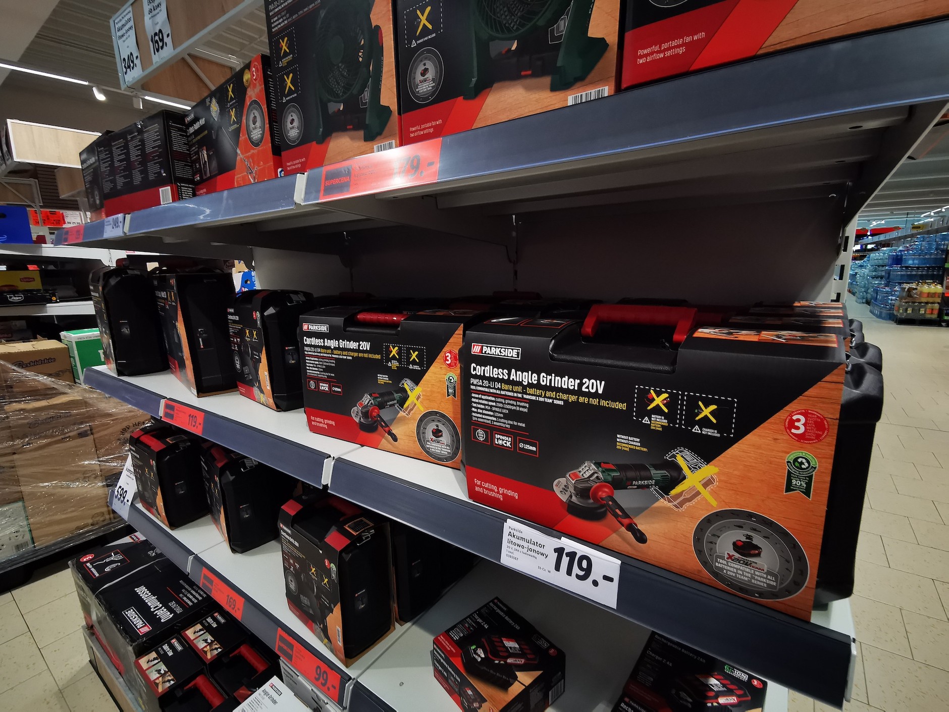 Akumulatorowa szlifierka kątowa z dyskontu jest mniej więcej cztery razy tańsza niż narzędzie profesjonalne