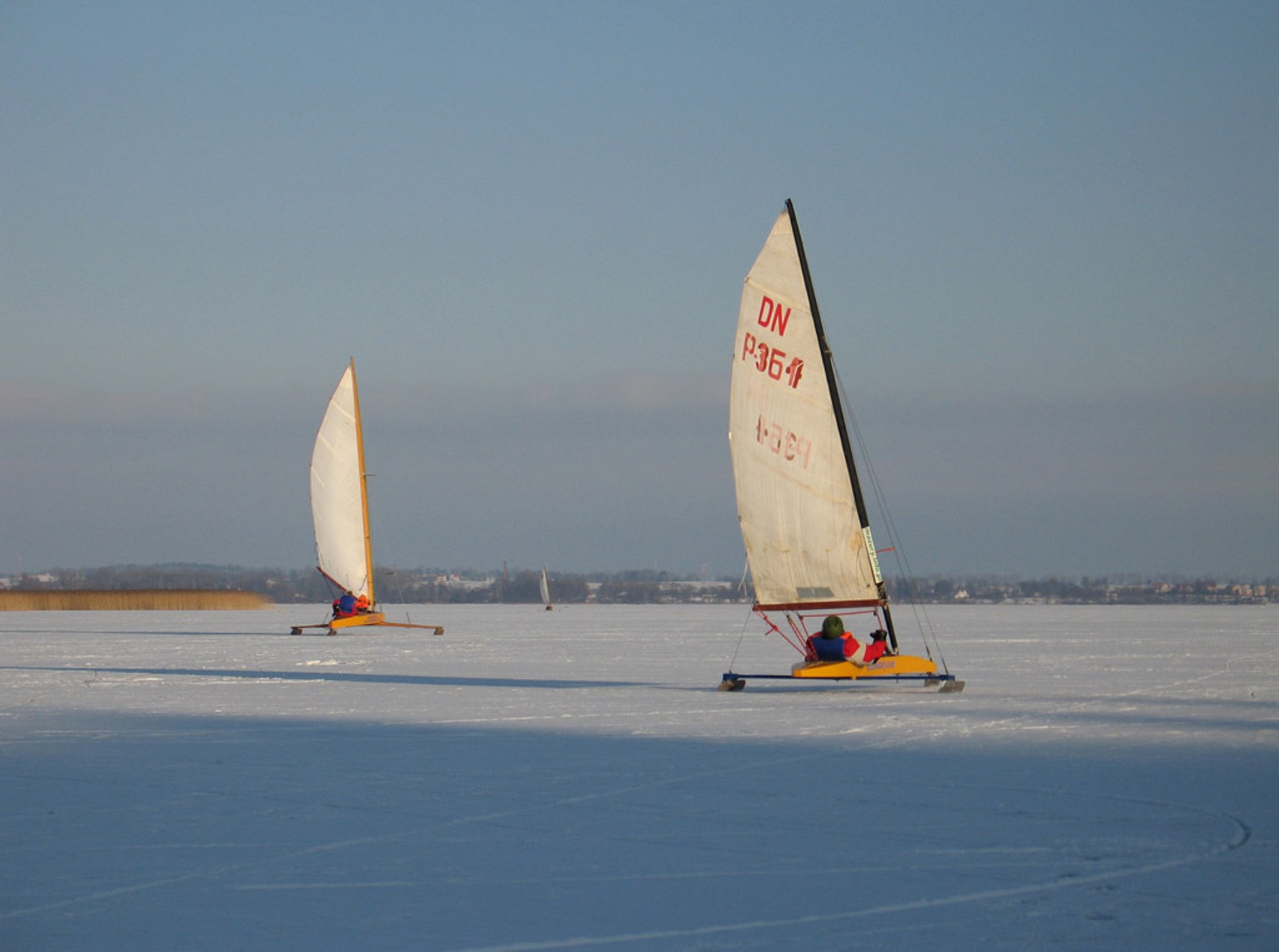 Sporty w terenie: żeglarstwo lodowe oraz snowkite