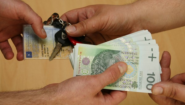 Kupiłeś lub sprzedałeś samochód? Podpisanie umowy to nie koniec formalności
