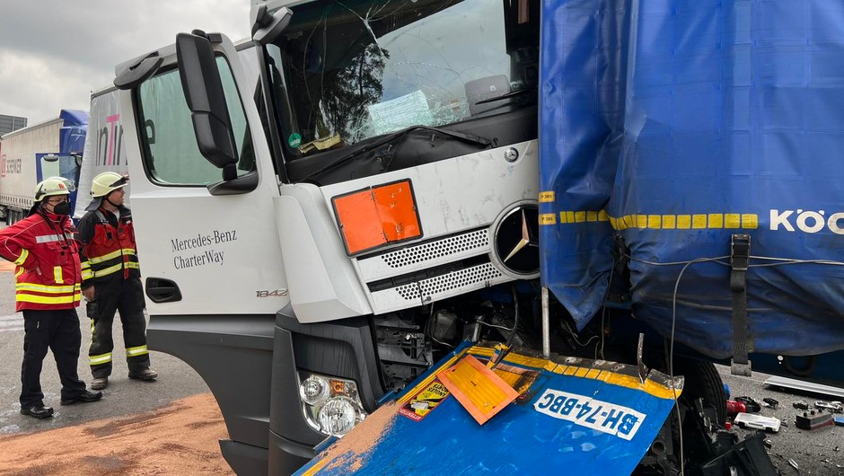 Na niemieckiej autostradzie A3 zderzyło się sześć ciężarówek
