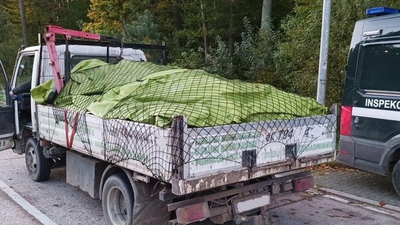 Ta ciężarówka przewożąca złom ma – formalnie – ładowność 780 kg i dmc 3500 kg. Podczas kontroli ważyła ponad 8 ton