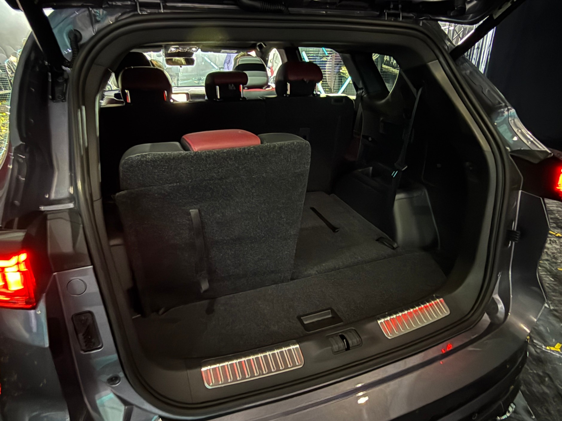 Jetour X70 Plus ma w bagażniku rozkładane dodatkowe siedzenia