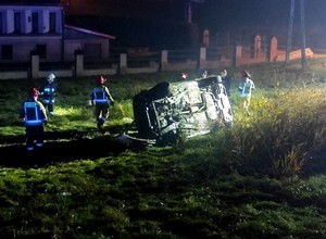 Policjant musiał strzelić w oponę, żeby go zatrzymać. W aucie znaleziono bańki z paliwem