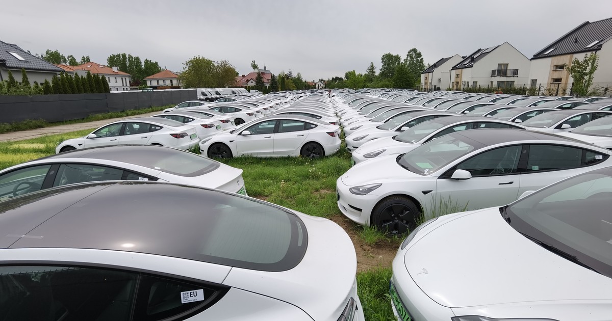 Nowe auta elektryczne sprzedają się coraz lepiej, ale problemy ze zbytem tych używanych są coraz większe. 