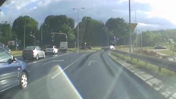 Kamera w aucie pomogła kierowcy. Na podstawie nagrania policja ukarała sprawcę zdarzenia