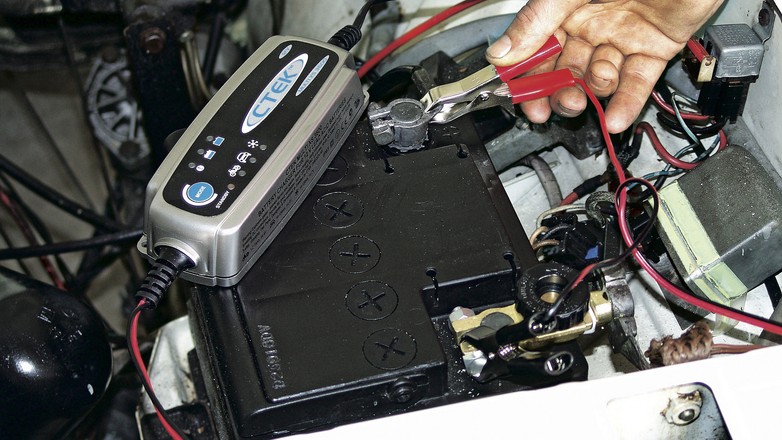 Zimą dobrze jest mieć do dyspozycji ładowarkę z opcją ładowania w niskich temperaturach