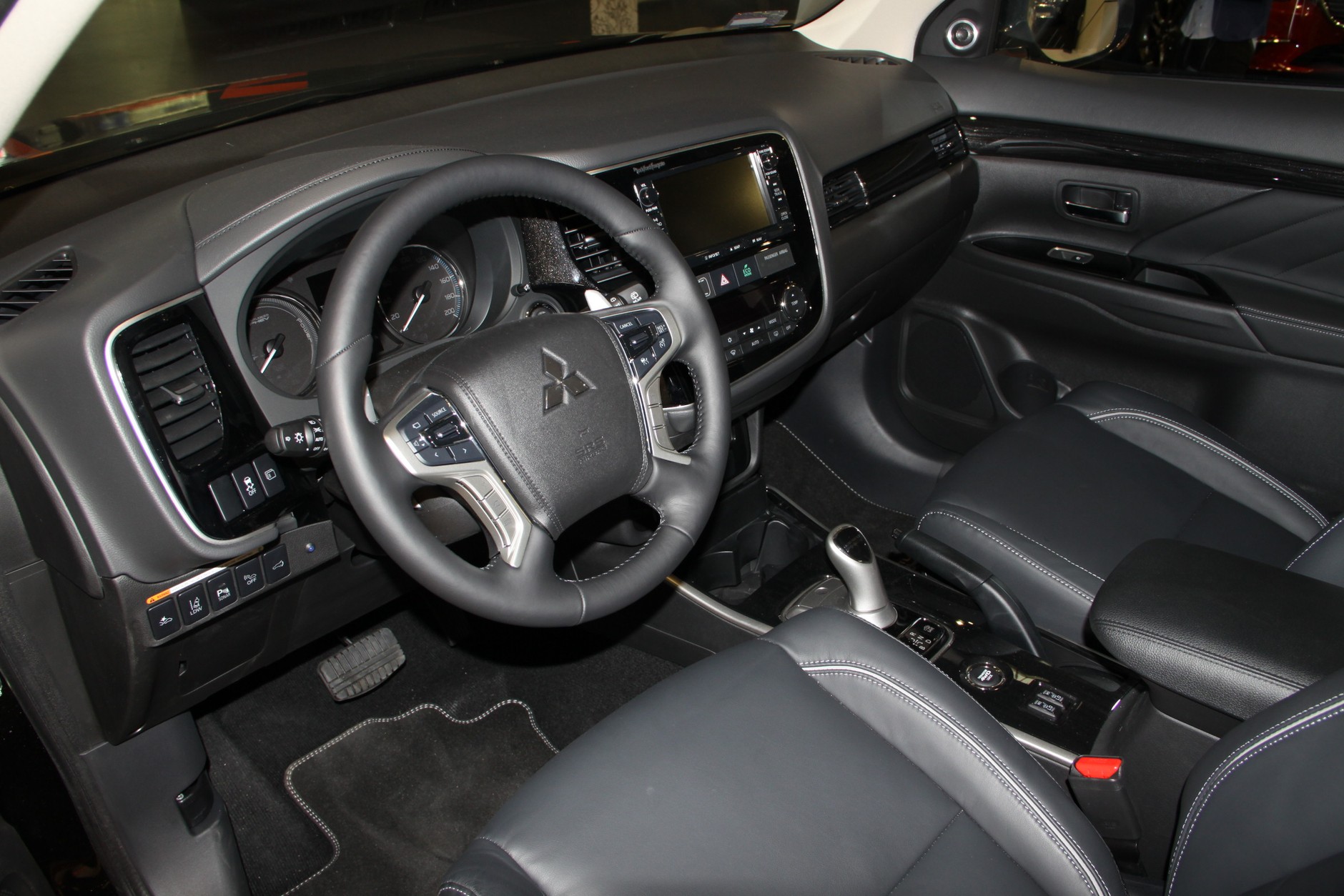 Mitsubishi Outlander PHEV (Poznań 2016)