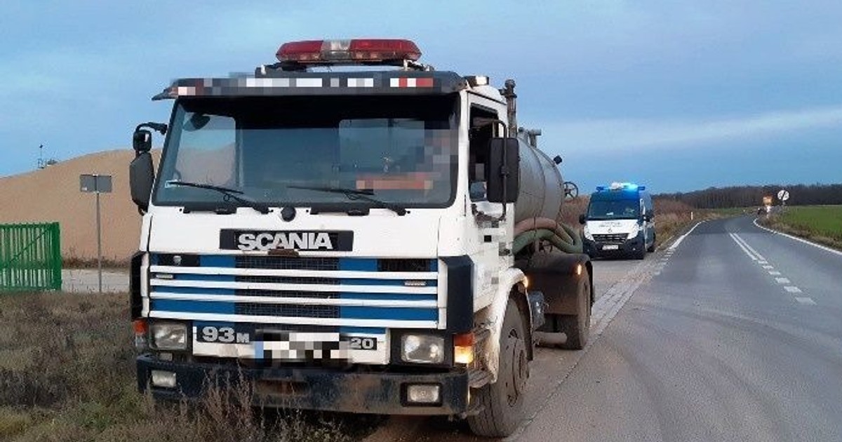 Szambo na drodze - niesprawna ciężarówka