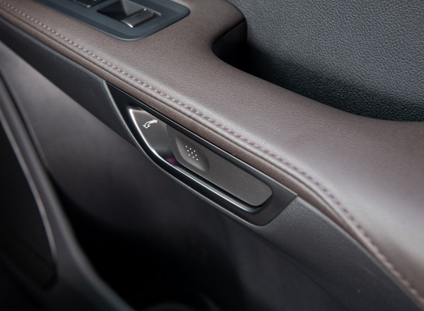 Lexus z elektronicznymi klamkami. Auto może cię nie wypuścić