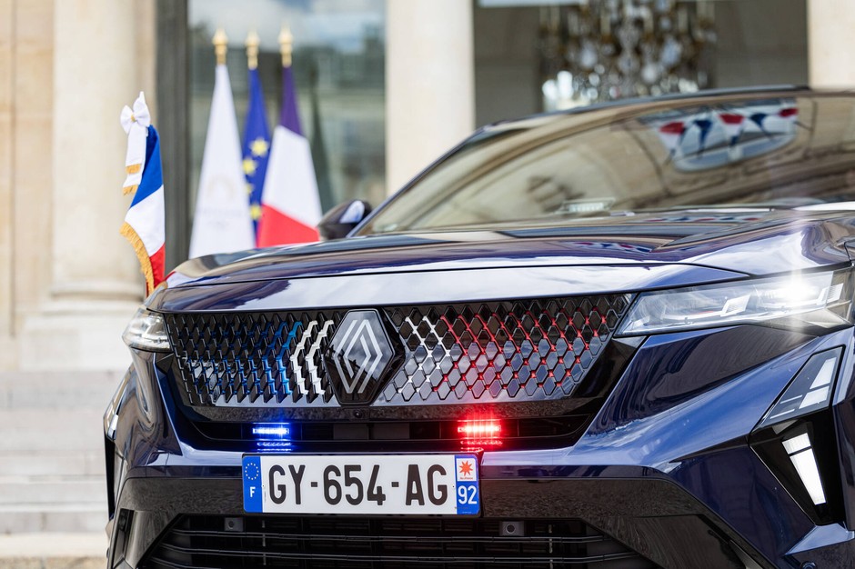 Egzemplarz Emmanuela Macrona ma flagę Francji ukrytą w grillu