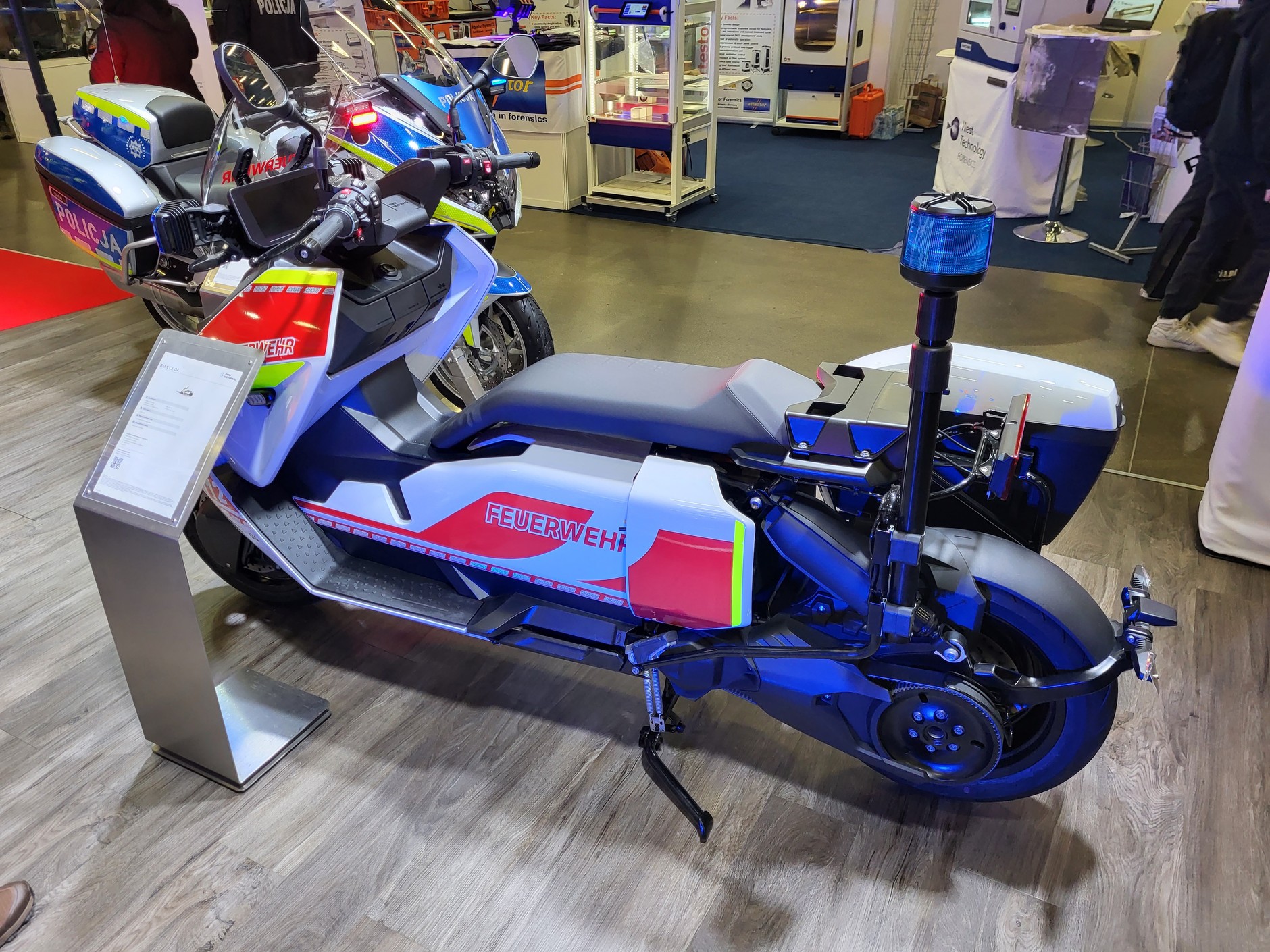 Elektromobilność wchodzi do służb powoli – skuter elektryczny BMW jako pojazd m.in. dla ratowników. Silnik o mocy 40 KM i niebieski kogut zapewniają szybki dojazd do miejsca akcji.