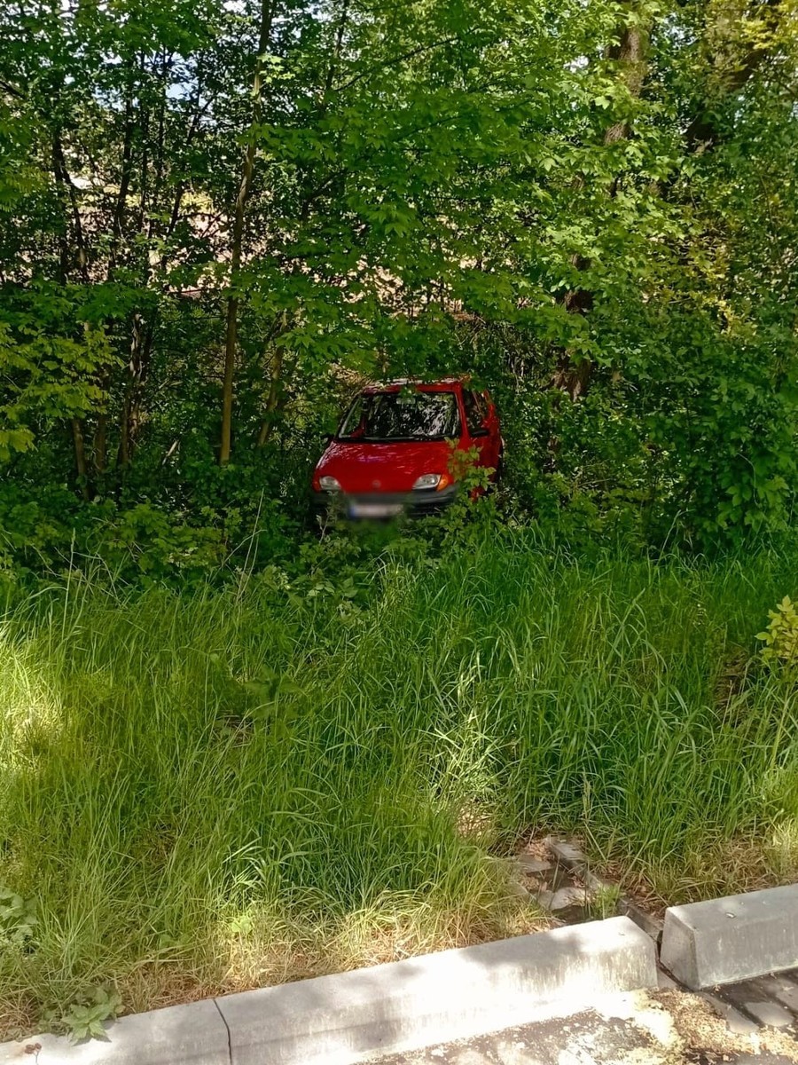 "Skradziony" Fiat Seicento odnaleziony w krzakach