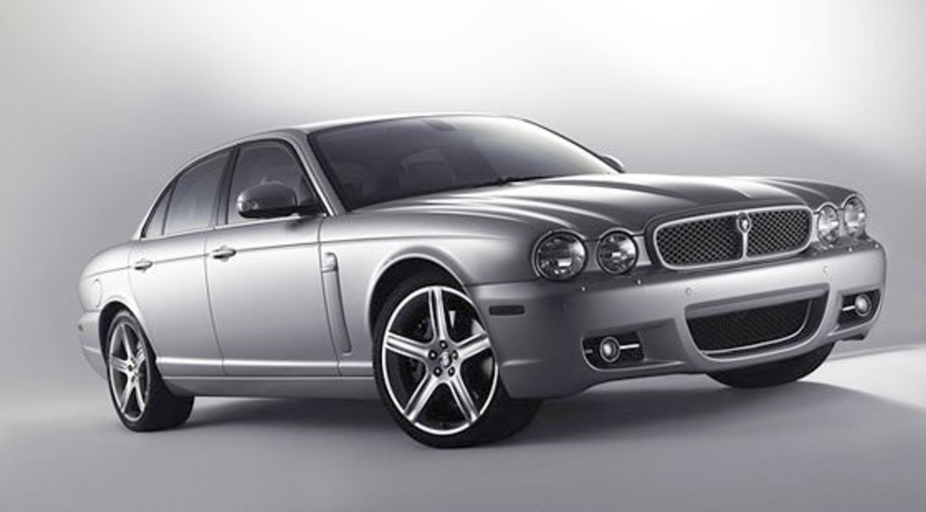 Odmłodzony Jaguar XJ: pierwsze zdjęcia i informacje