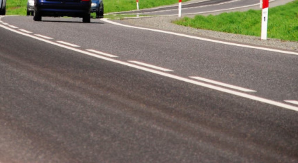 Znak poziomu zwany P-3 zwany jest też linią  jednostronnie przekraczalną