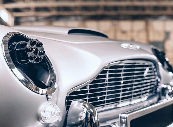 Filmowy Aston Martin DB5 dla juniora. Ma obrotowe tablice i działka, ale cena zwala z nóg