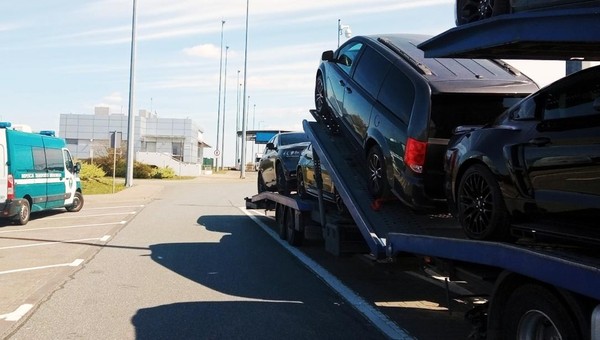 Kierowca tej lawety pewnie myślał, że uda mu się przejechać