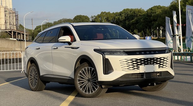 Jeździłem chińskim hybrydowym SUV-em Omoda 9. Ma 537 KM i 1100 km zasięgu. Cena, standard i gwarancja: fenomenalne