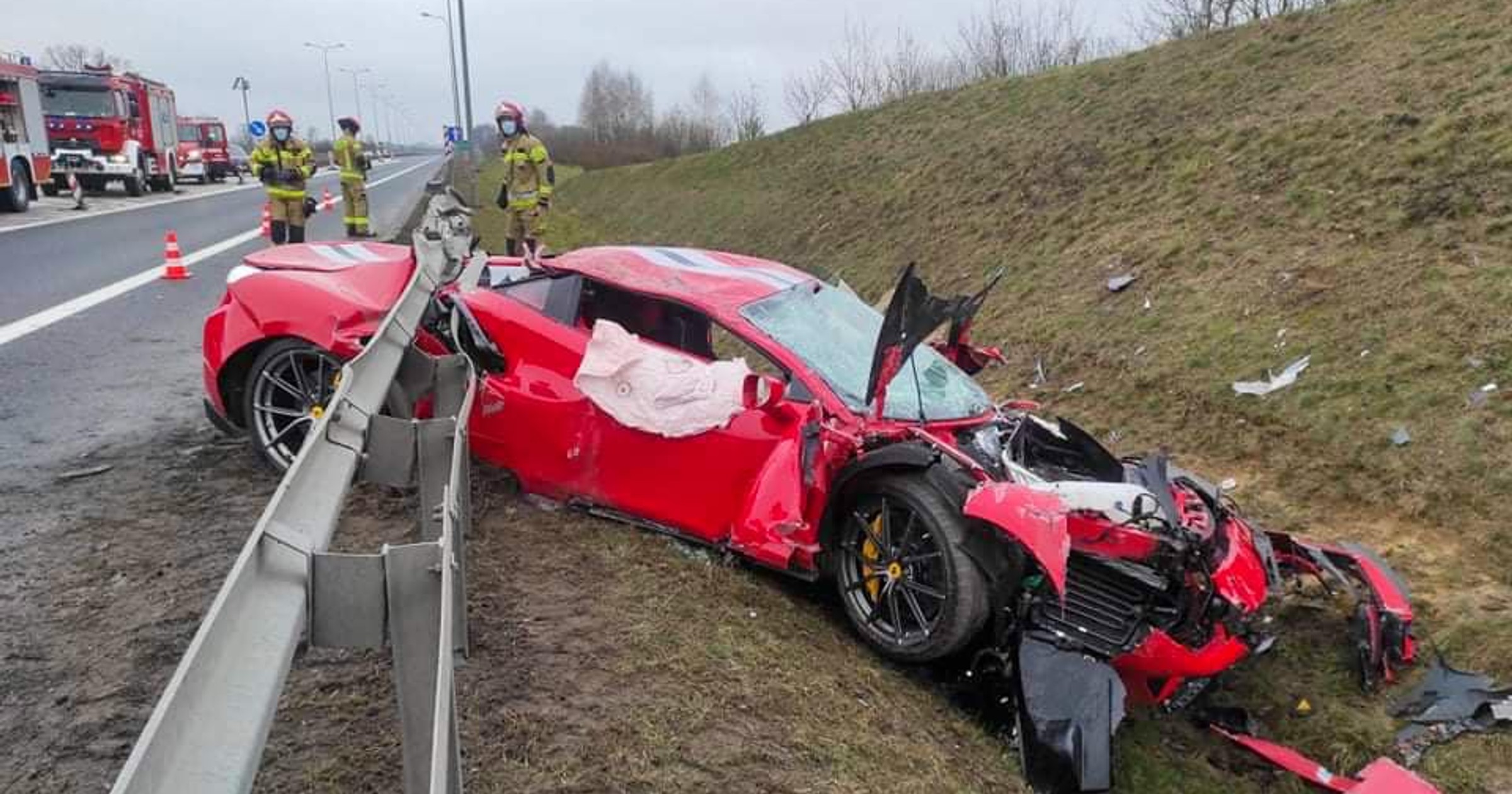 Wypadek 488 GTB Pista. Auto wypadło z drogi na S10