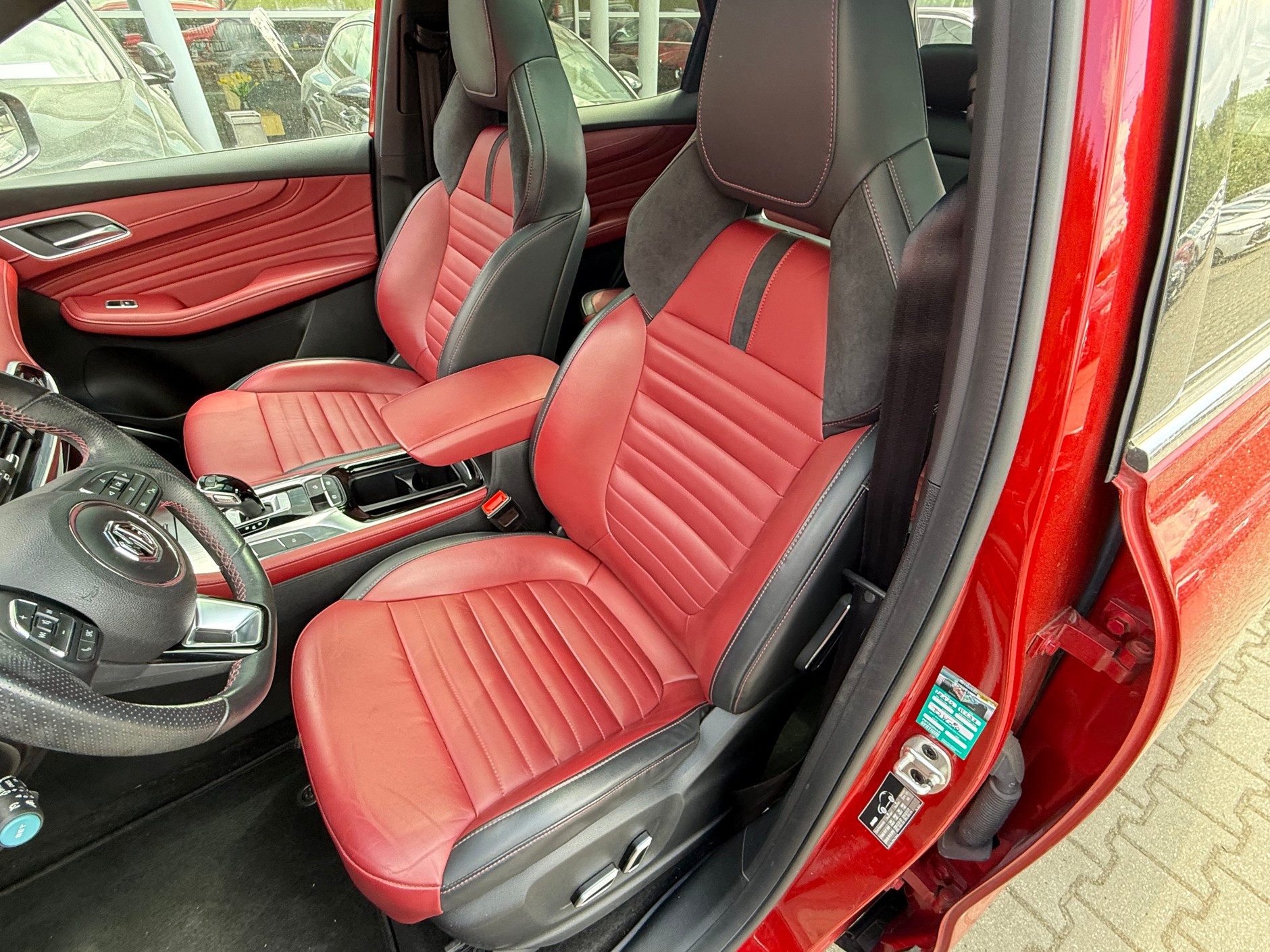 Czerwone używane MG EHS z przebiegiem 71 tys. km za 83 tys. 900 zł