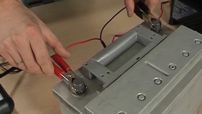 Jak bezpiecznie naładować akumulator?