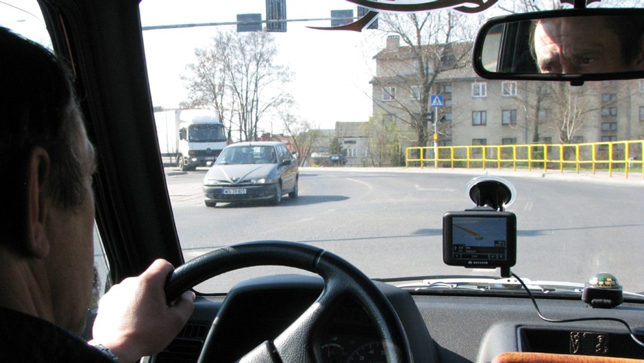 Test taniej nawigacji GPS z mapami polski - Czy małe jest dobre?