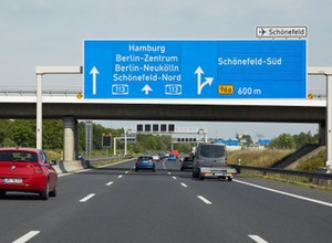 Zaparkował ciężarówkę przy niemieckiej autostradzie. Trzeba było wezwać policję