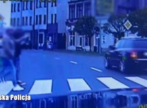 Kierowca audi nie ustąpił pierwszeństwa pieszym na przejściu. Obok stali policjanci [WIDEO]