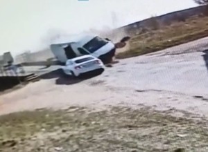 Kierowca dostawczaka ledwo trafił w mostek. Nagranie z drugiego auta budzi grozę