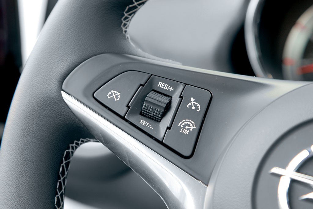 Standardowy tempomat nie jest mistrzem oszczędzania. Adaptacyjny potrafi jechać lepiej niż niedoświadczeni kierowcy, ale dalej to człowiek jest mistrzem oszczędzania paliwa