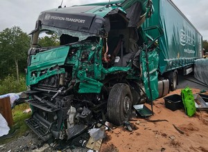 Z naczepy polskiej ciężarówki spadła 19-tonowa maszyna. Dramatyczna akcja w Niemczech