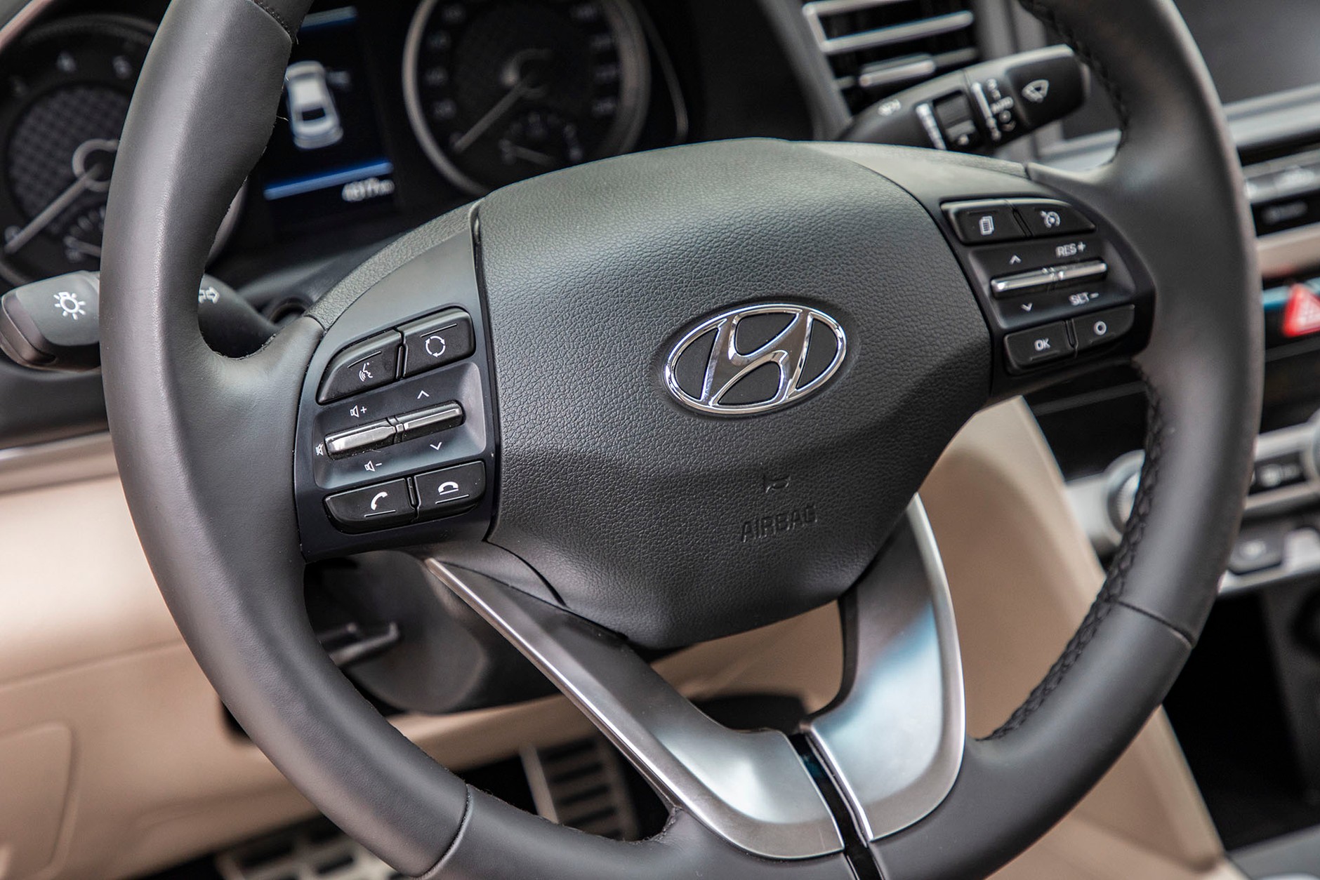 Hyundai Elantra 1.6 MPI 6AT - sedan w stylu azjatyckim