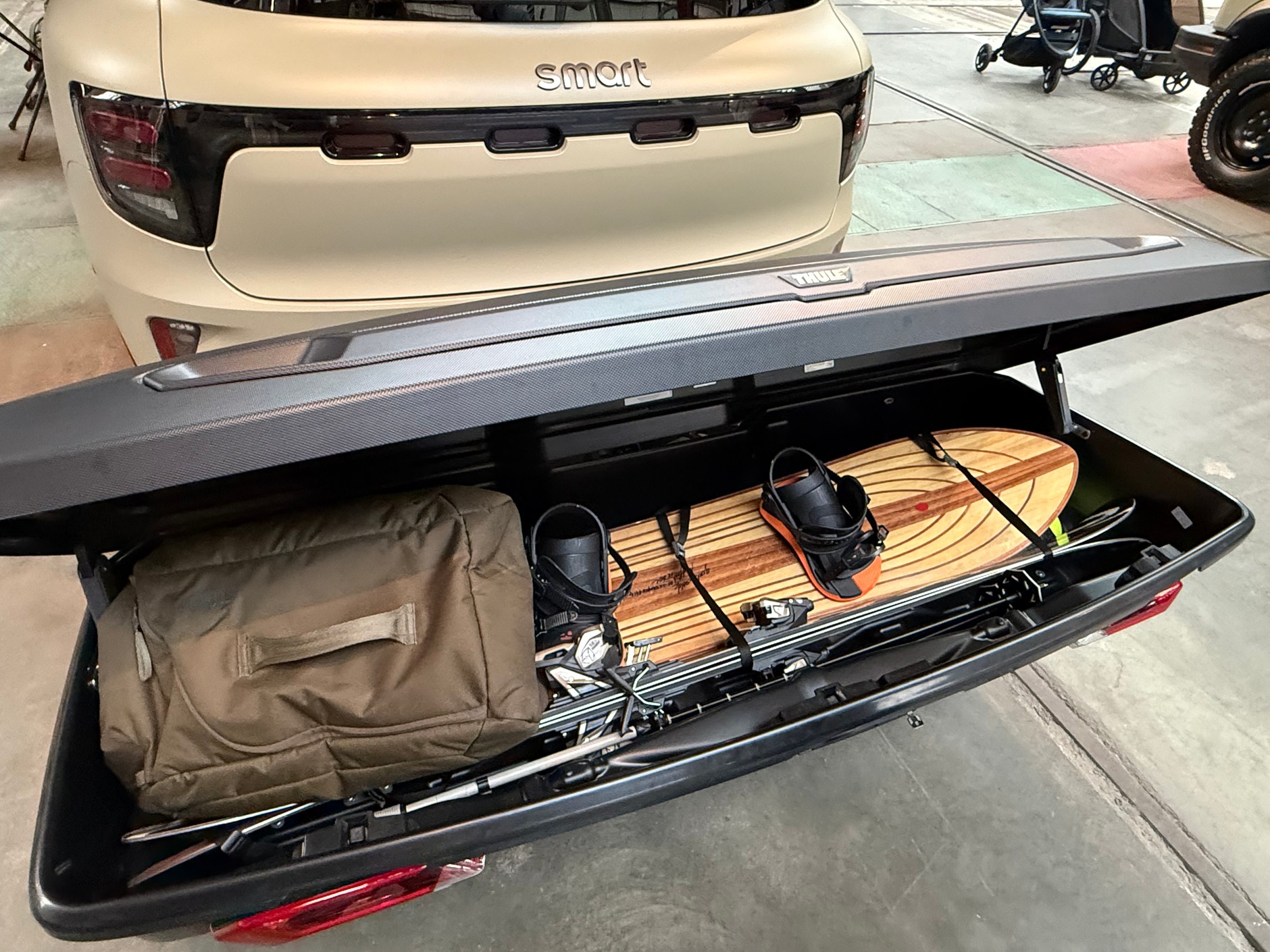 Bok bagażowy na hak holowniczy Thule Arcos XL ma wewnętrzną długość 180 cm