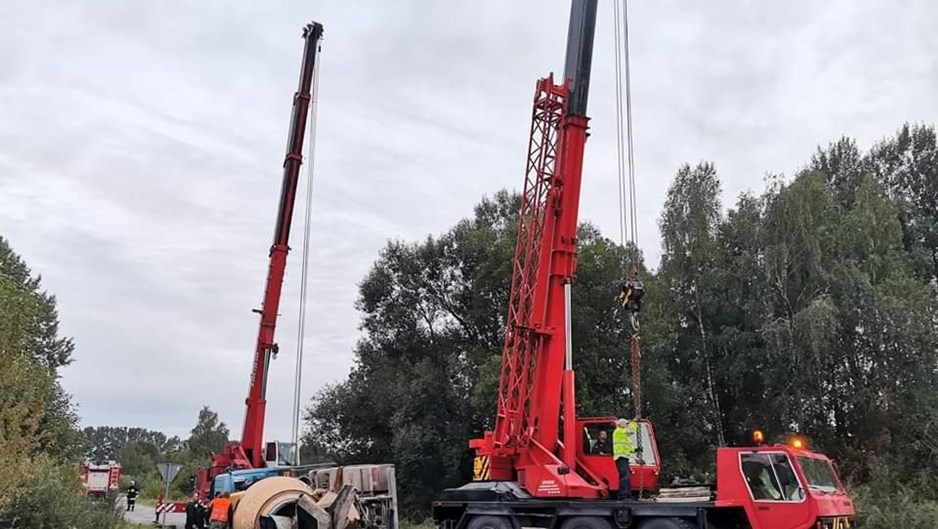 Ciężarówka z betonem wywróciła się na skrzyżowaniu