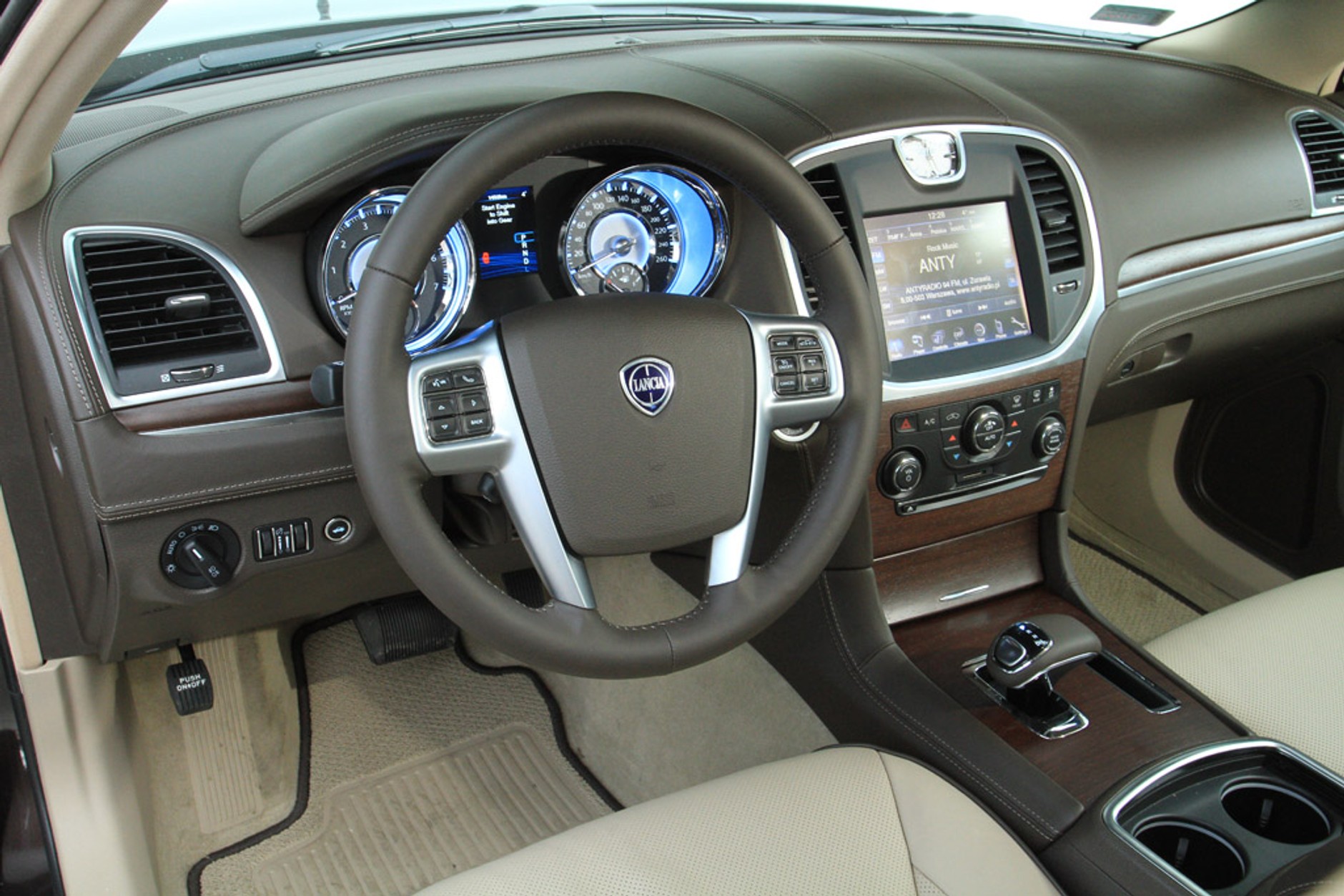 Test Lancii Thema: męski typ, damskie logo