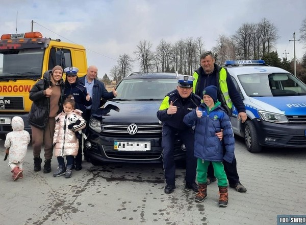 Ukrainka wjechała autem do rowu. Pomogli jej policjanci, laweciarz i mechanik