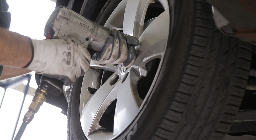 Zużycie opon powoduje stałą „dostawę” cząstek stałych do środowiska. Kurz wzbudzany przez pojazdy to kolejna rzecz – dlatego latem zbawienne okazuje się... polewanie wodą ulic