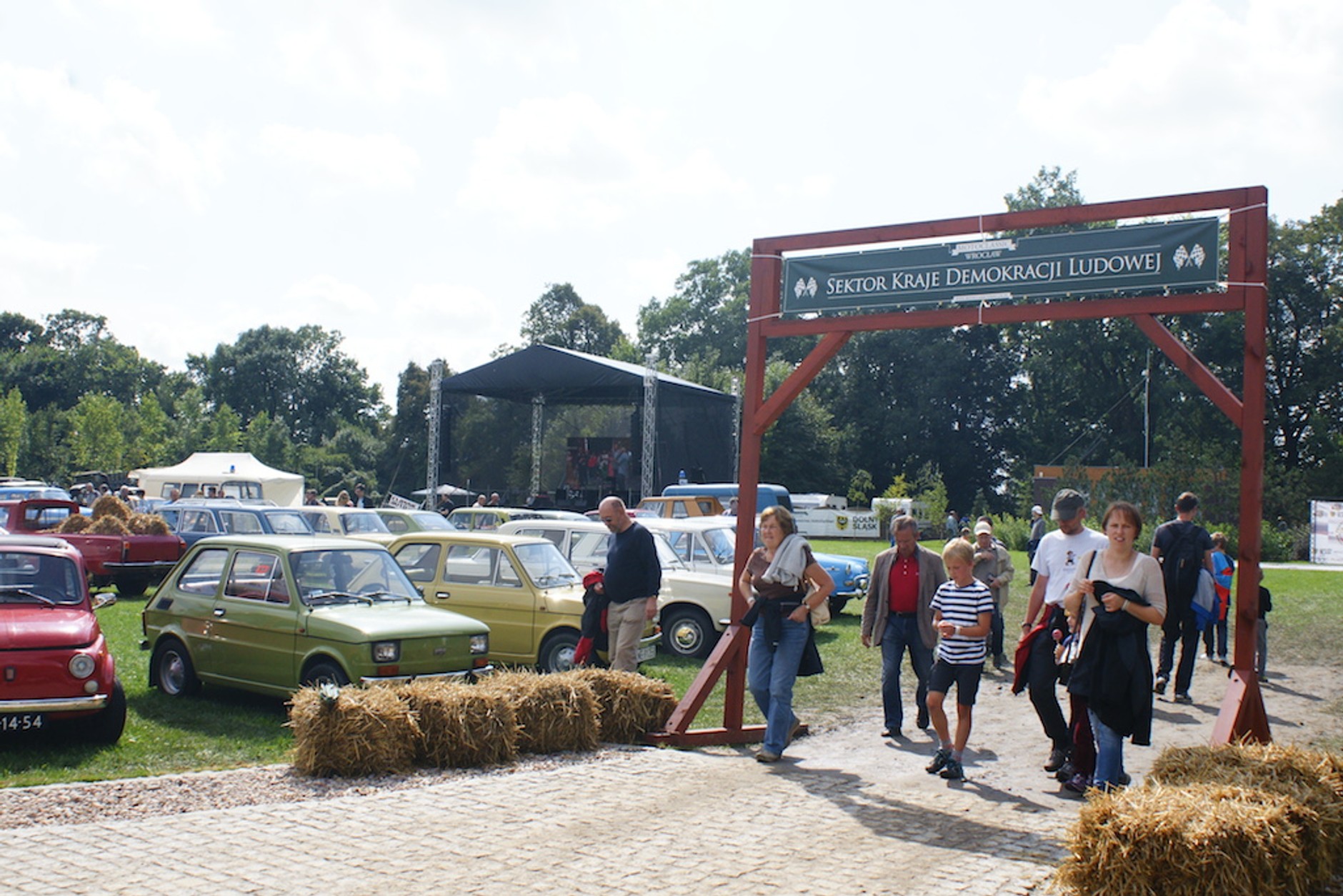 Auta z demoludów na Zamku Topacz