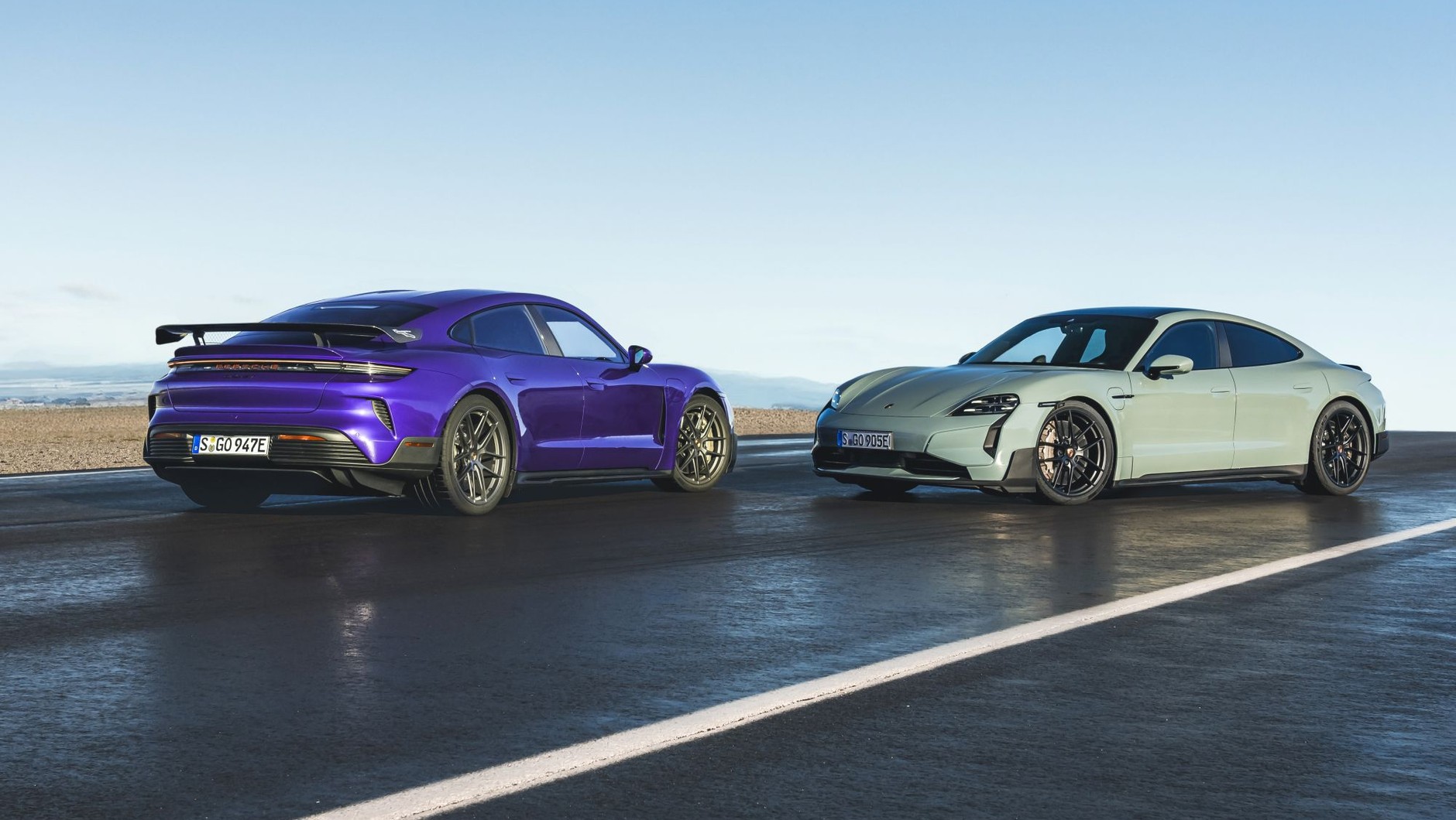 Porsche Taycan Turbo GT z pakietem (po lewej) i bez niego (po prawej)