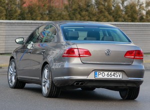Czym jeżdżą polscy politycy? Okazuje się, że nie każdy ma swój samochód