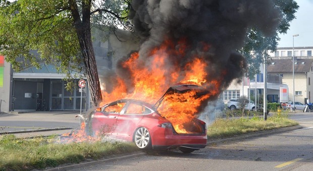 Straż pożarna o pożarach hybryd i elektryków. Czy faktycznie są tak częste i groźne?