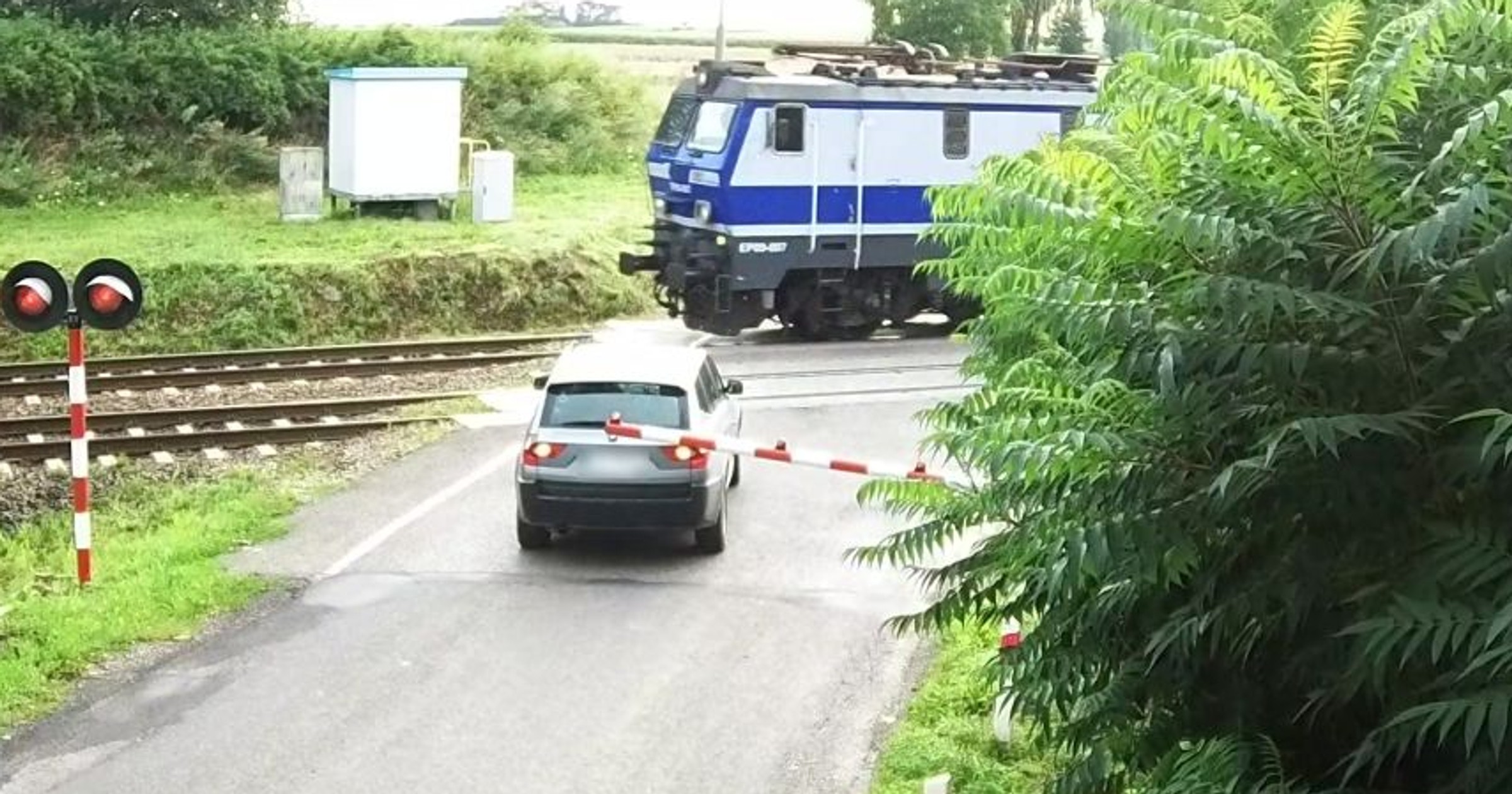 Wjechał na przejazd kolejowy