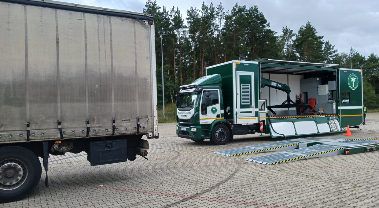 Mobilna stacja kontroli zbiera żniwa. Ciężarówka była poskładana na "trytytki"