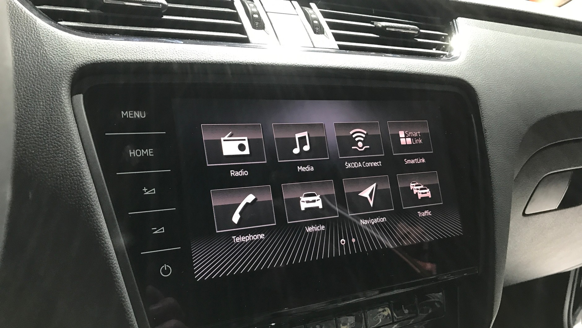 Nowe radio Skoda Columbus imponuje ekranem i szybkością pracy.