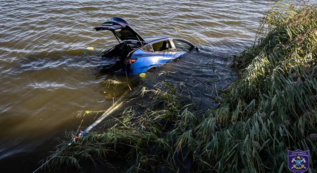 Tesla wydobyta z jeziora