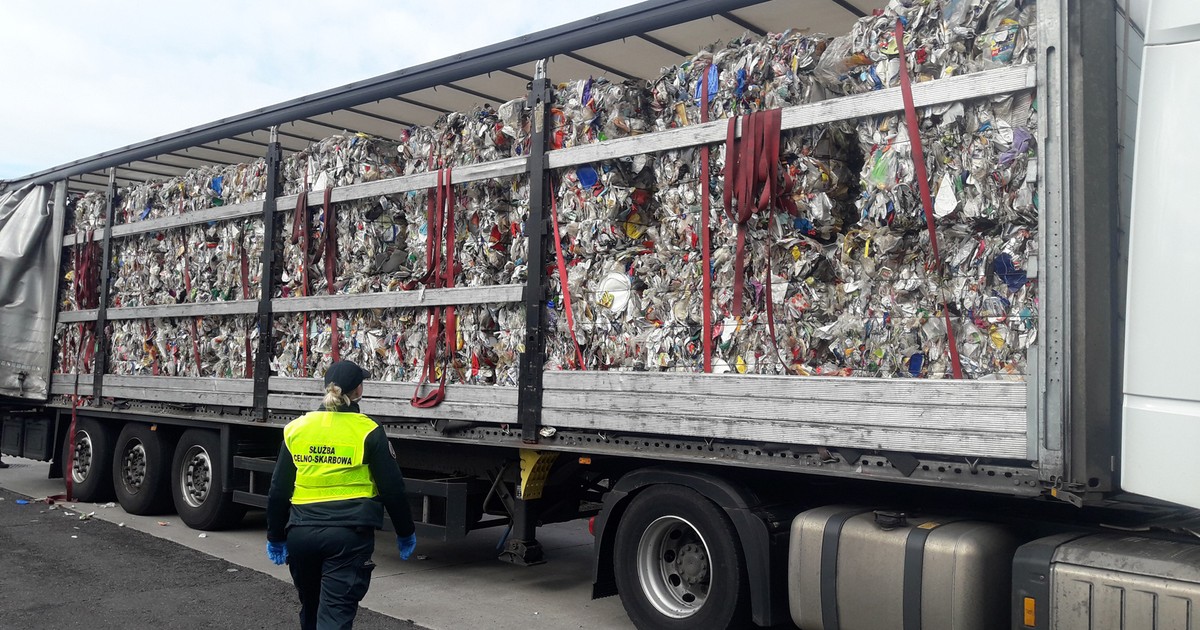 KAS zatrzymała 19 t nielegalnych odpadów na granicy z Niemcami