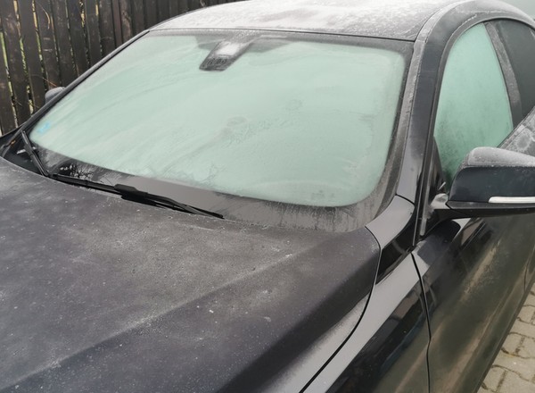 Ten tani kuchenny środek doskonale odmraża szyby i zapobiega zamarzaniu. Kierowcy go stosują, a potem żałują