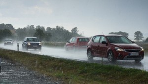 Nawałnice idą do Polski. Tak należy się zachować, gdy jesteśmy za kierownicą