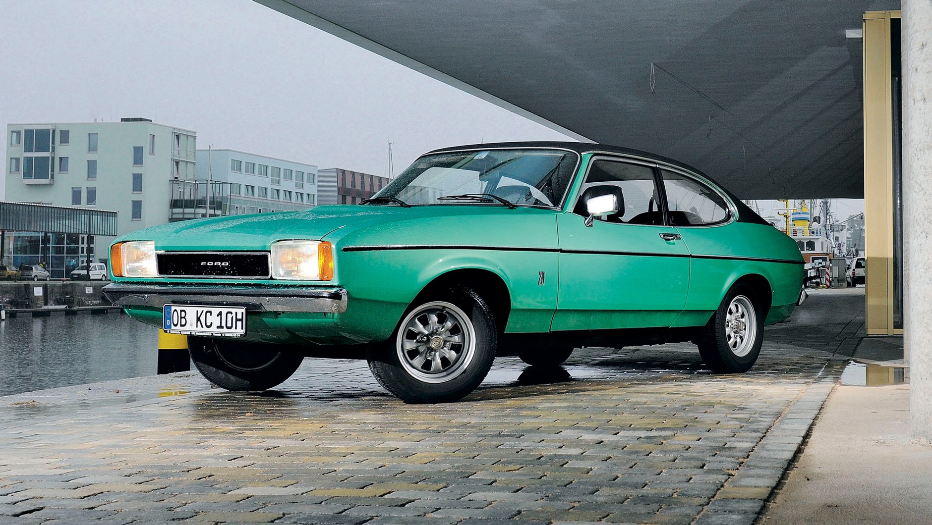 Ford Caprii II z lat 70. Prawda, że podobny do nowego, elektrycznego Capri? Nie? Przedstawiciele Forda twierdzą, że nawiązania są oczywiste.
